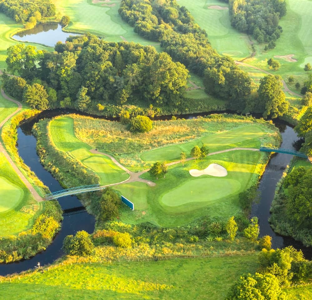 Vue aérienne du Galgorm Castle Golf Club dans le comté d'Antrim, avec des parcours de type parkland.