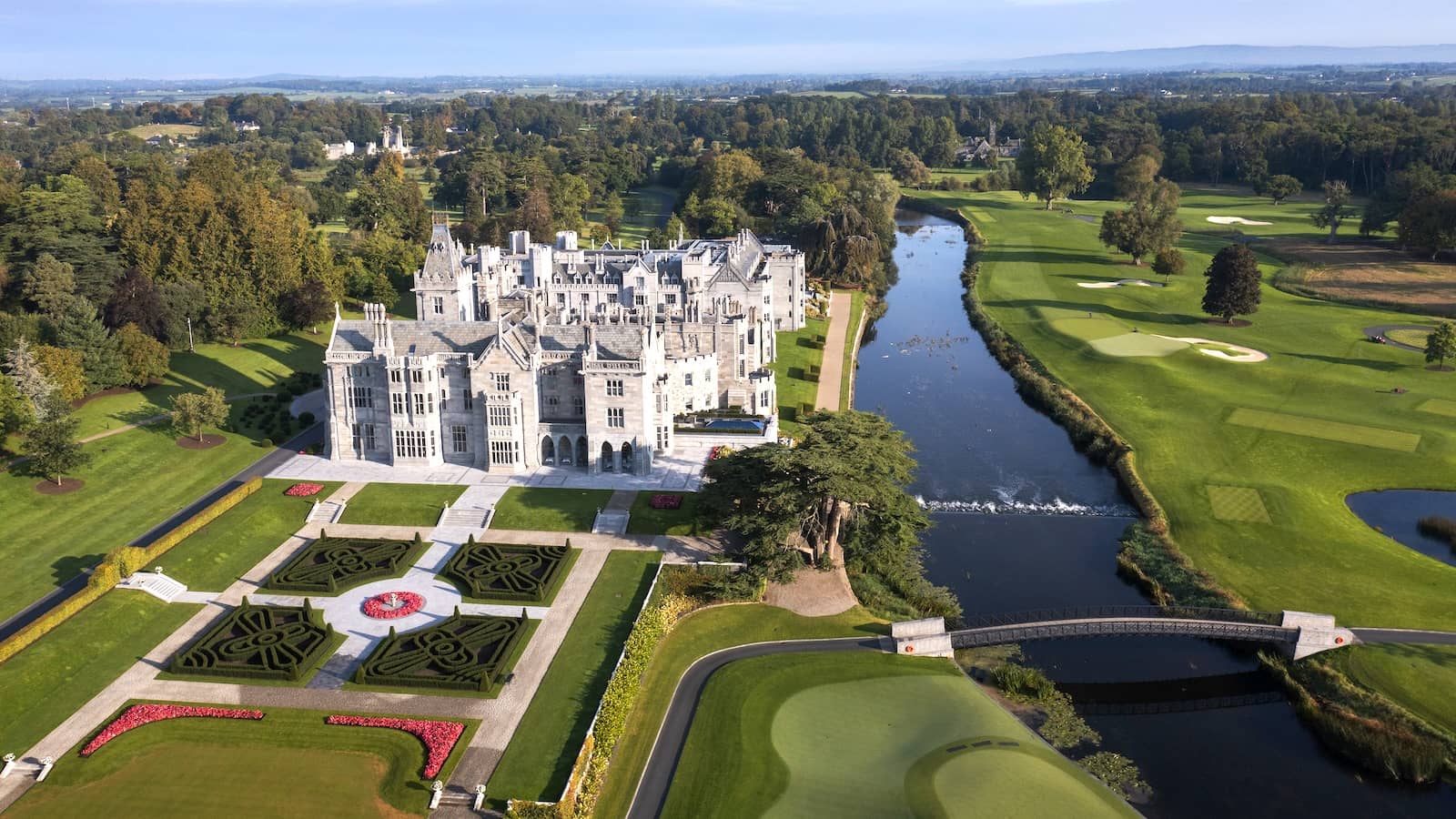 Vue aérienne de l'Adare Manor dans le comté de Limerick avec son château chargé d'histoire, ses jardins et un parcours de golf.
