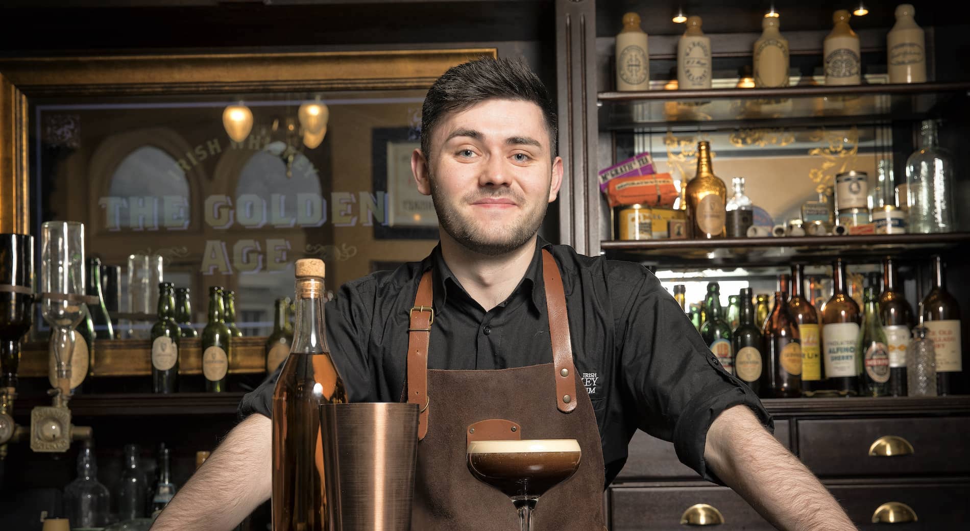 whiskey-trail-irish-whiskey-musuem-barman-2
