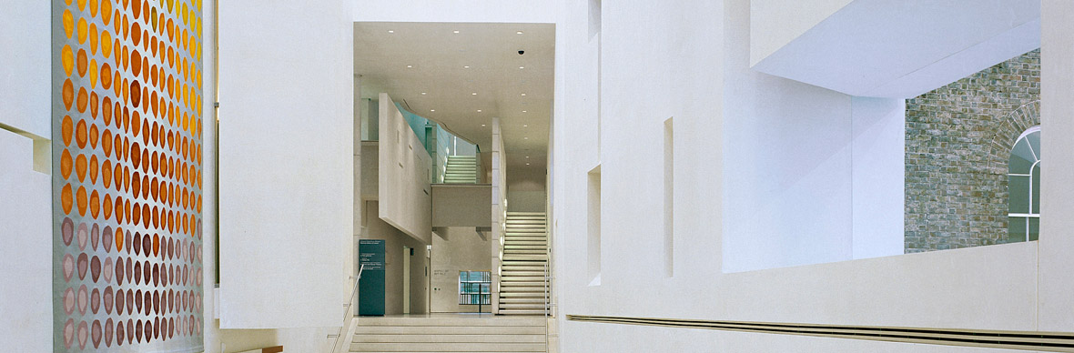 Intérieur moderne et blanc de la Galerie nationale d'Irlande à Dublin.