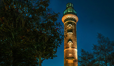 Espiral de Lloyd, un faro interior 18th-century iluminado por la noche, Meath.