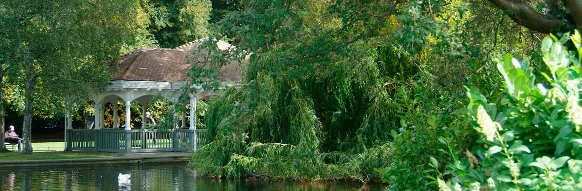 Le kiosque à musique et le lac entourés de verdure à St Stephen's Green, à Dublin.