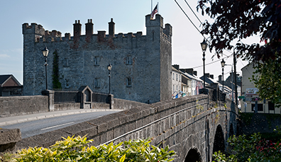 Puente medieval que conduce al Museo Shackleton en Athy, condado de Kildare.