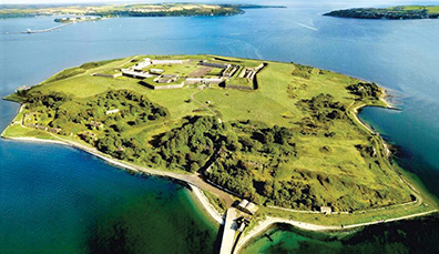 Vista aérea de la fortaleza en forma de estrella de la isla Spike y la costa circundante, Cork.