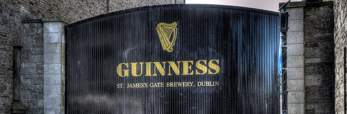 Les grilles noires de la brasserie Guinness Storehouse à St James’s Gate Brewery à Dublin.