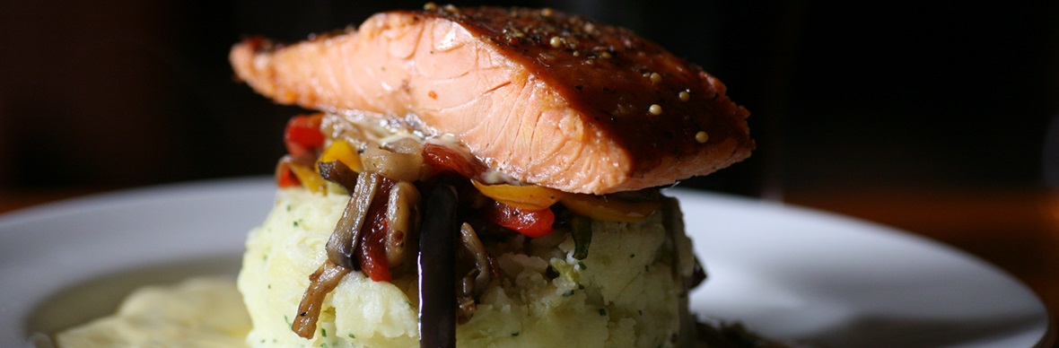 Gerookte zalmfilet van de Burren Smokehouse op aardappelpuree met gesauteerde groenten.