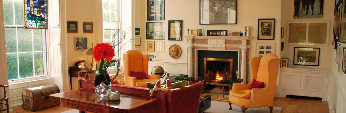 Salon confortable avec cheminée et expositions à l'intérieur du Petit Musée de Dublin.