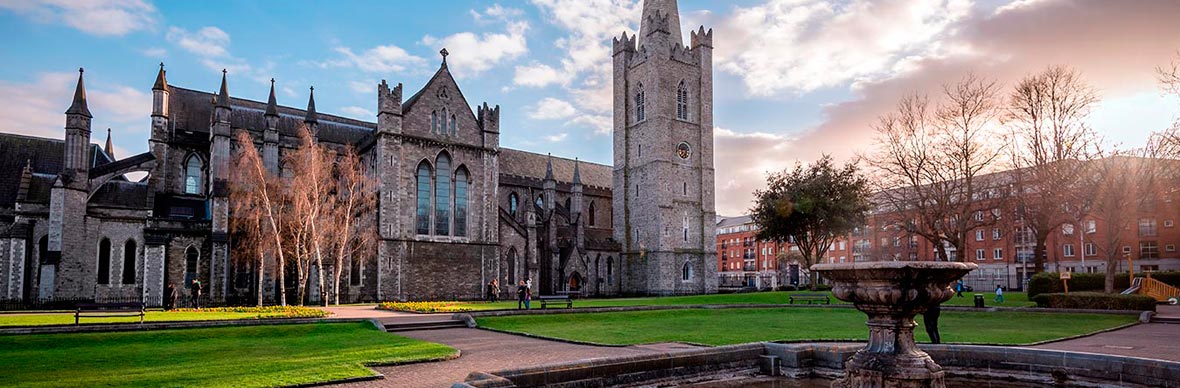La cathédrale Saint Patrick et les jardins à Dublin illuminés par le soleil du soir.