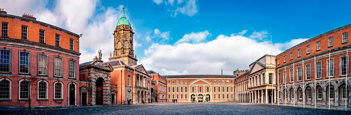 La cour pavée du château de Dublin avec sa tour de l'horloge géorgienne.