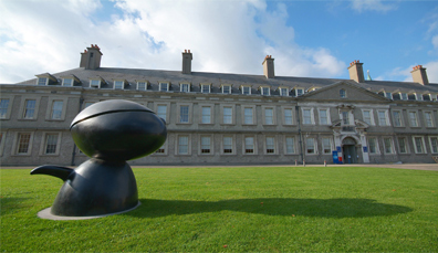 Il Museo d'Arte Moderna di Dublino con la scultura in bronzo di Henry Moore sul prato.
