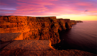 Sonnenuntergang über den Klippen von Moher in der Grafschaft Clare, ein Drehort für Harry Potter und den Halbblutprinzen.
