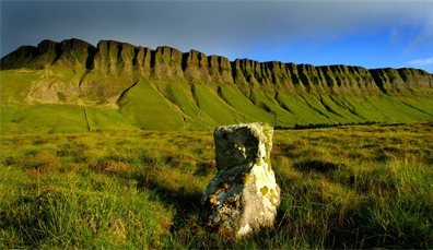 Der markante, flach gekrönte Berg Ben Bulben in der Grafschaft Sligo, ein Drehort für den Film Calvary.