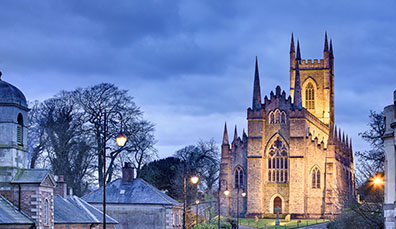 La cathédrale de Downpatrick dans le comté de Down illuminée sur un ciel du soir.