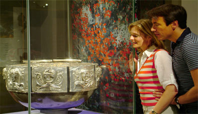 Una coppia che guarda il Calderone d'argento di Gundestrup al Museo Nazionale d'Irlanda a Dublino.