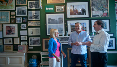 Visitatori che conversano all'interno del Piccolo Museo di Dublino, circondati da fotografie storiche e cimeli.