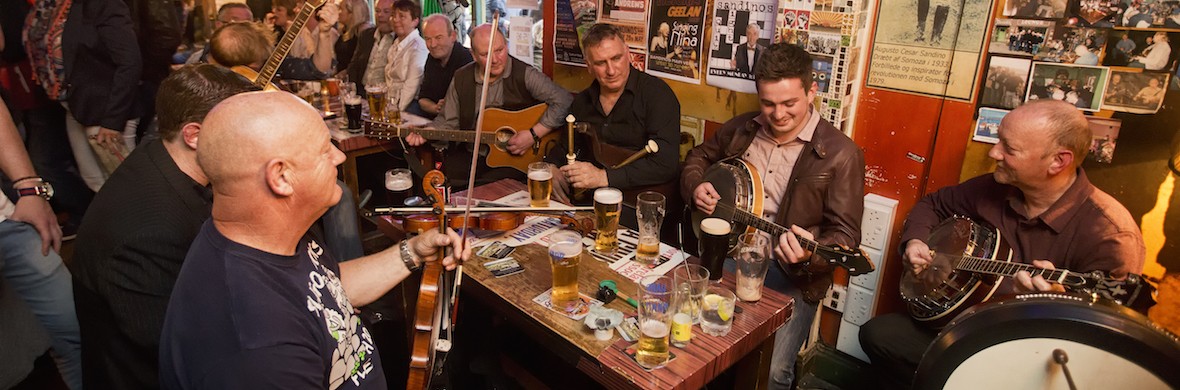 derry-girls-nightlife-strip