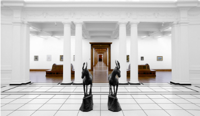 Una galleria piena di luce con colonne, panchine e sculture di animali in bronzo alla Hugh Lane Gallery di Dublino.