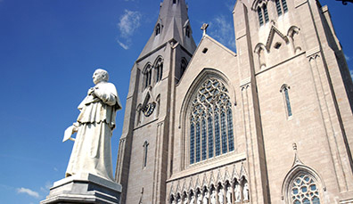 Statue et extérieur de la cathédrale Saint Patrick à Armagh, en Irlande du Nord.