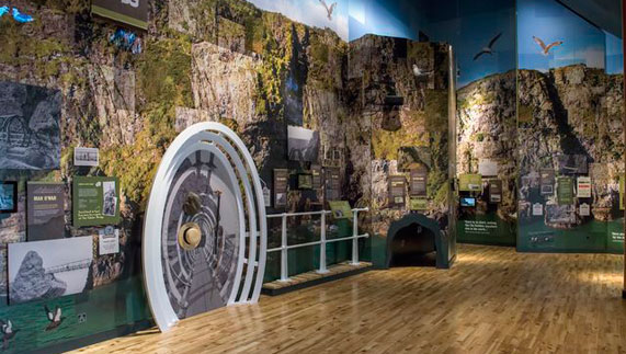 Mostra al coperto presso The Gobbins Visitor Centre con esposizioni a tema scogliera e installazioni interattive.