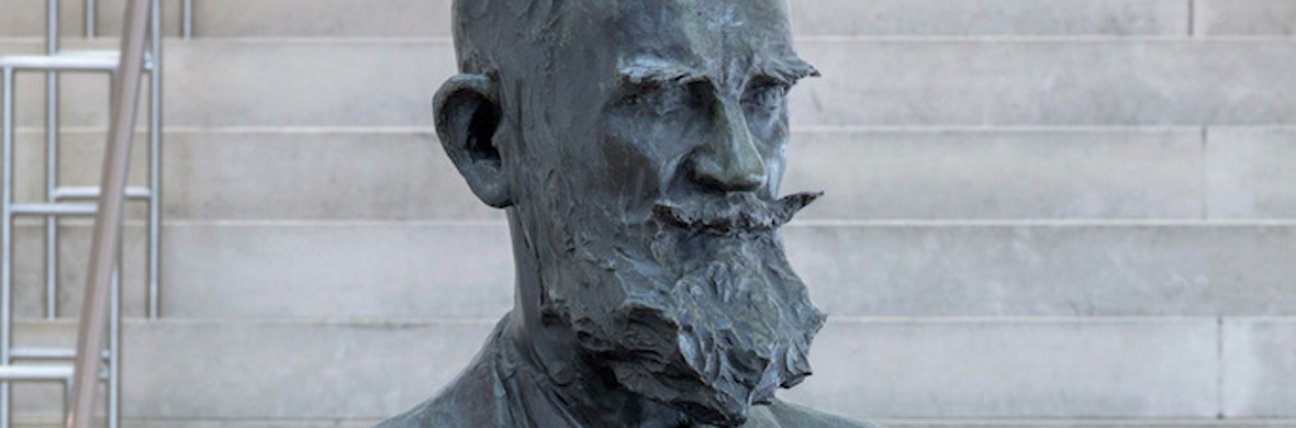 Buste en bronze de George Bernard Shaw avec une barbe complète devant des marches en pierre à la National Gallery de Dublin.