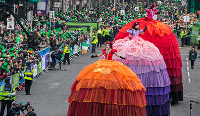 Artistes vêtus de costumes colorés à plusieurs couches lors d'un défilé de la Saint Patrick.