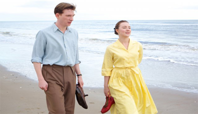 Domhnall Gleeson und Saoirse Ronan spazieren während der Dreharbeiten zu Brooklyn am Strand in der Grafschaft Wexford entlang.
