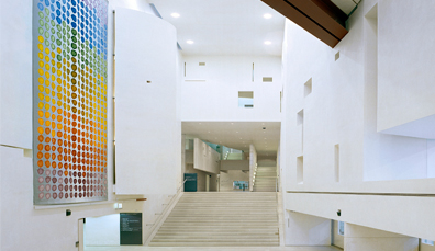 Interni bianchi contemporanei della Galleria Nazionale d'Irlanda a Dublino con ampie scale e installazioni murali colorate.