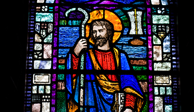 Vitrail représentant Saint Patrick tenant un bâton et un livre.