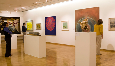 Visitatori che guardano quadri e sculture d'arte moderna all'interno del Museo della Città di Galway, a Galway.