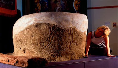 Pietra megalitica scolpita con motivi a spirale esposta al Museo Nazionale d'Irlanda - Archeologia.