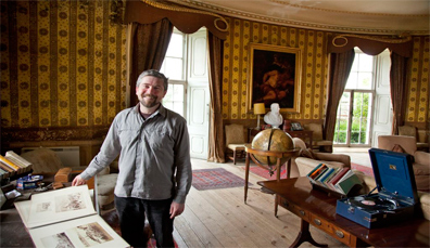 Una guida in una stanza d'epoca con globo, libri e oggetti d'antiquariato presso il Museo Nazionale della Carestia Irlandese, nella contea di Roscommon.