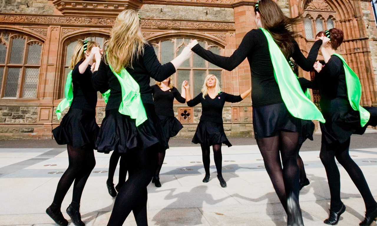 w2202_a-trad-culture-dancing_bg