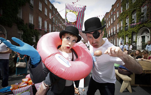 joyce-bizarre-breakfast-car
