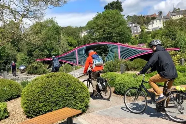 Visitez la ville de Cork à vélo.