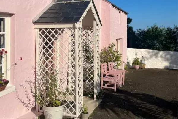 Unwind at the Pink Cottage