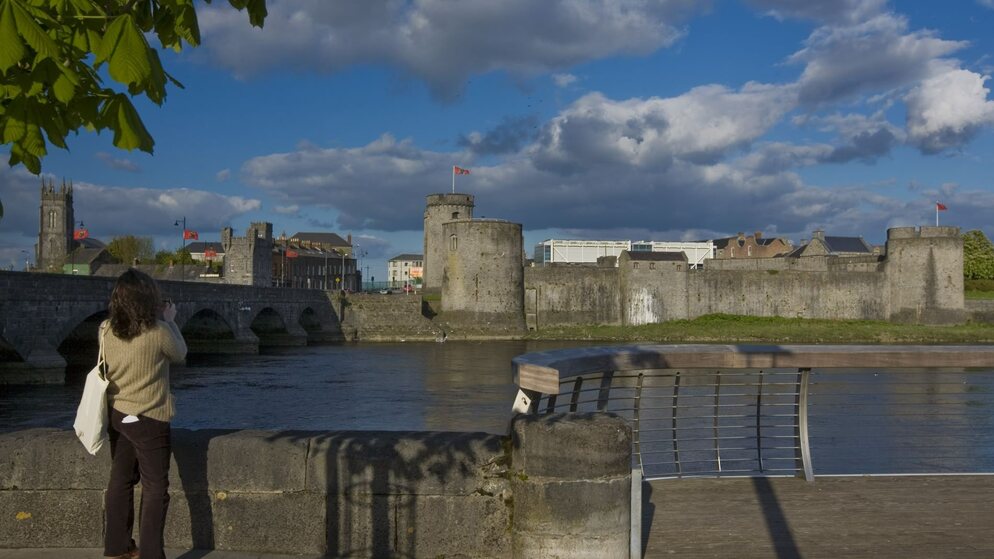 Vue du château de Jean sans Terre et du pont Thomond à Limerick, évoquant le décor des cendres de Angela de Frank McCourt.