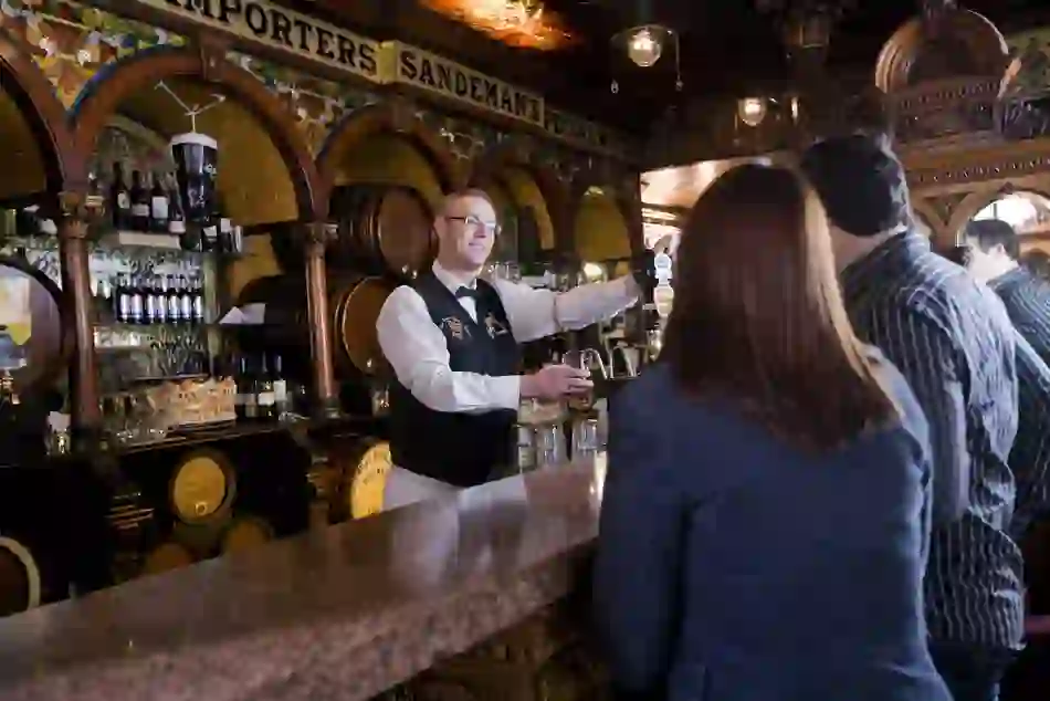 barman-at-crown-liquor-saloon-belfast