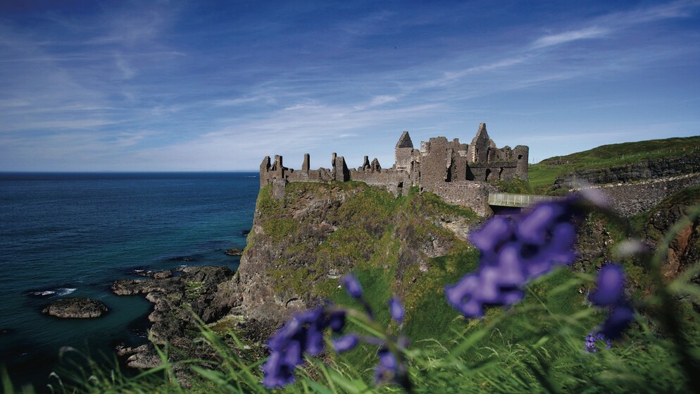 Vestiges du château de Dunluce perché sur les falaises au-dessus de l'océan Atlantique dans le comté d'Antrim, en Irlande du Nord.