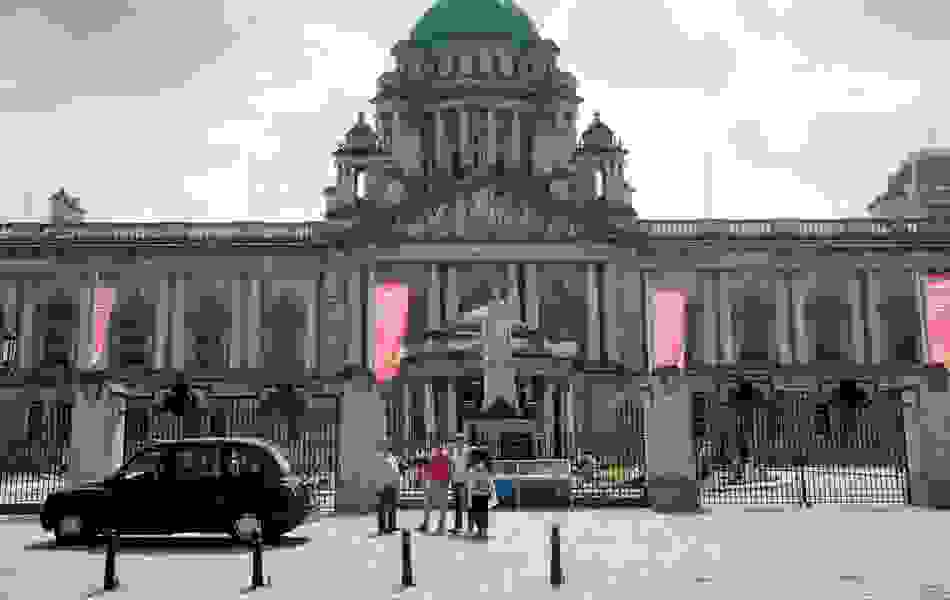 belfast-black-taxi-city-hall