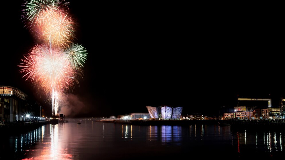 Feuerwerk erleuchtet den Nachthimmel über Belfast während der Feierlichkeiten zu Feiertagen auf der Insel Irland.