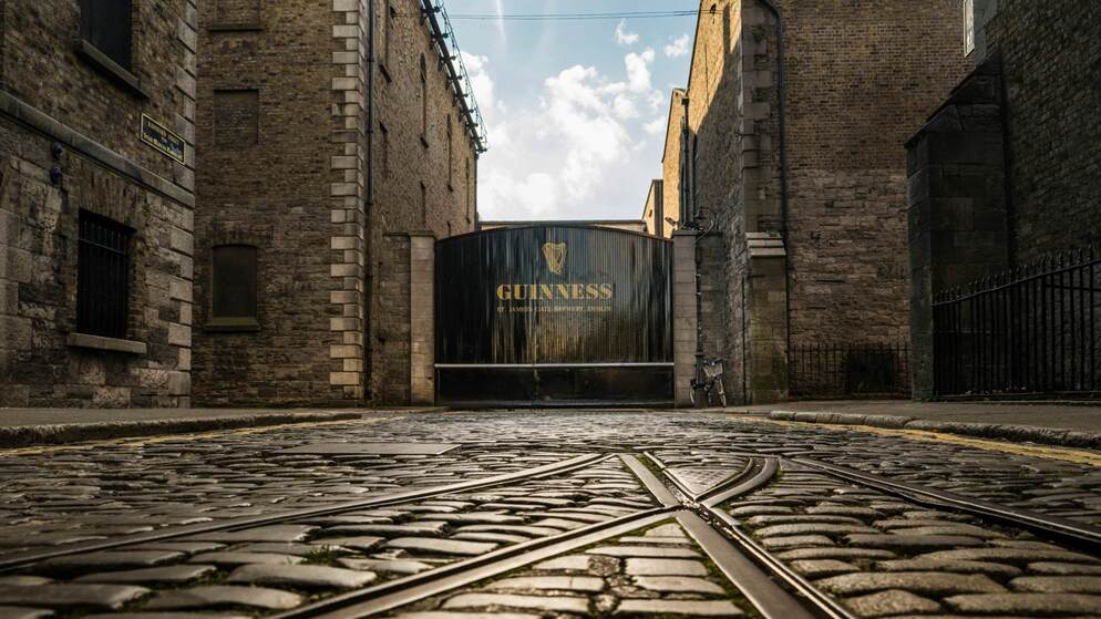 Les portes noires de la Guinness Gate Brewery à St James à Dublin avec des pavés en premier plan.