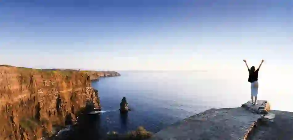 cliffs-of-moher-girl-posing-2