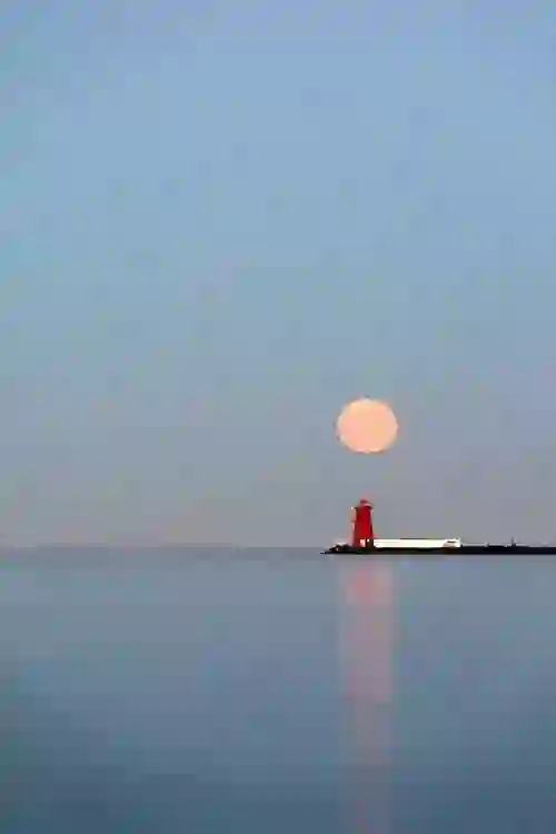 weather-gallery-blood-moon-poolbeg-lighthouse-dublin-shutterstock