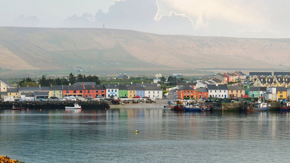 Le case colorate costeggiano il porto di Portmagee nella contea di Kerry, porta d'accesso alle location delle riprese di Star Wars sulle Skelligs.