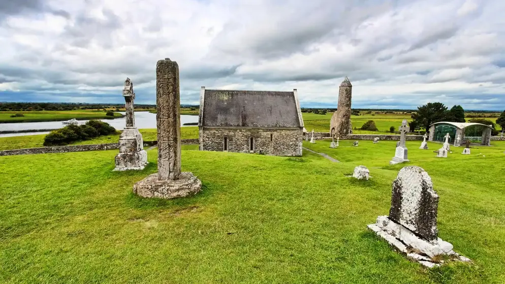 En el centro el Templo Connor al fondo la torre circular· heritageireland.ie