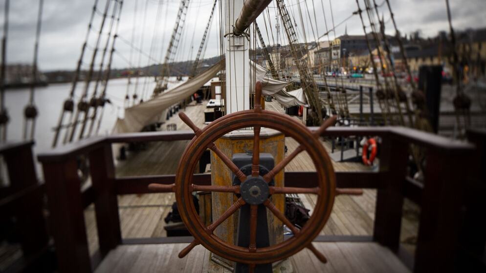 Schiffsrad und Takelung mit Blick auf den Hafen von New Ross in der Grafschaft Wexford, die das maritime Erbe Irlands hervorheben.