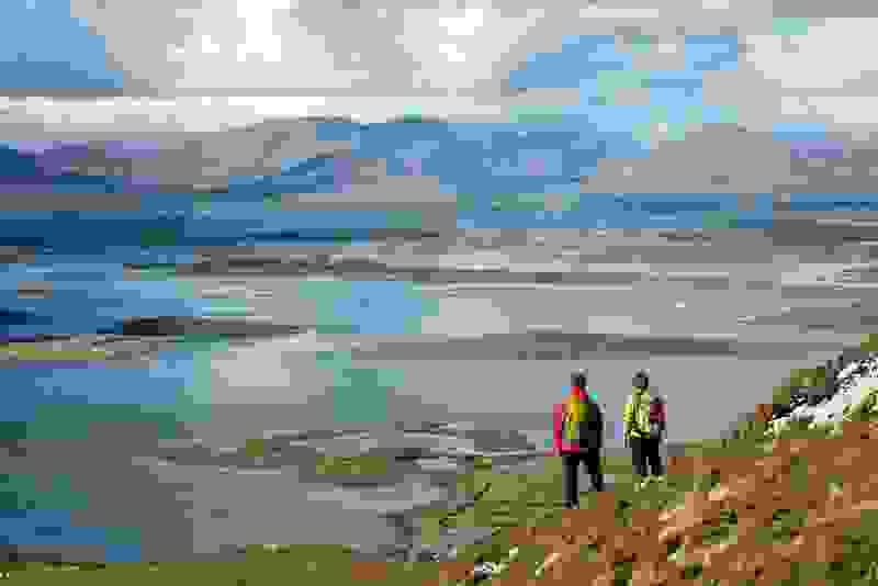 Wandelliefhebbers met uitzicht op de eilanden in Clew Bay met Croagh Patrick op de achtergrond, county Mayo.