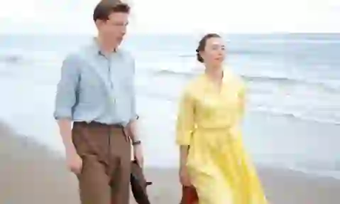 Saorise-ronan-Domhnall-Gleeson-Brooklyn-Curracloe-Strand-scene