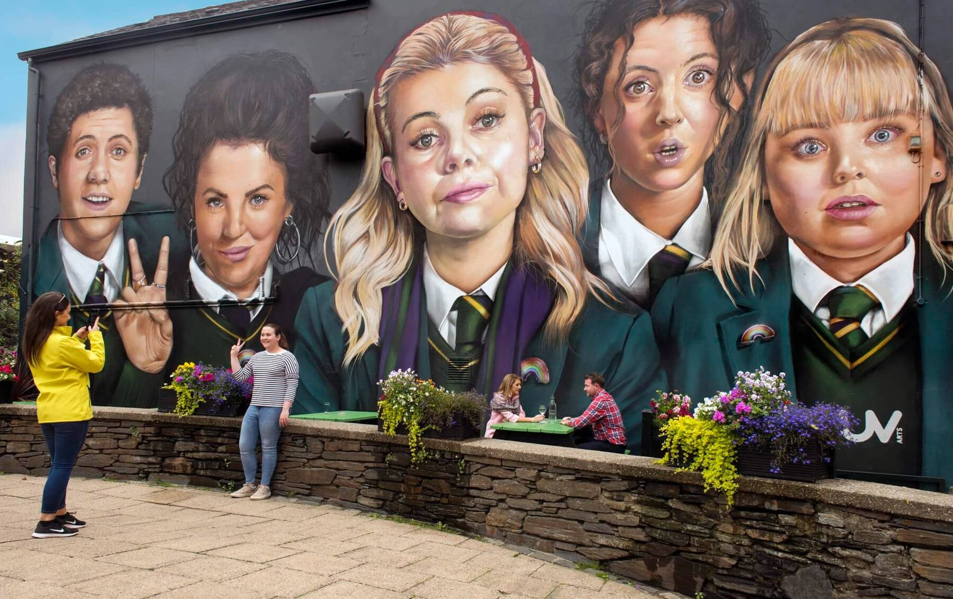 derrygirls-derrygirlsmural