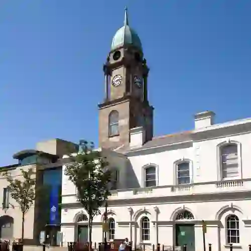 Irish Linen Centre en Lisburn Museum met een klokkentoren en Georgiaanse architectuur in het stadscentrum van Lisburn.